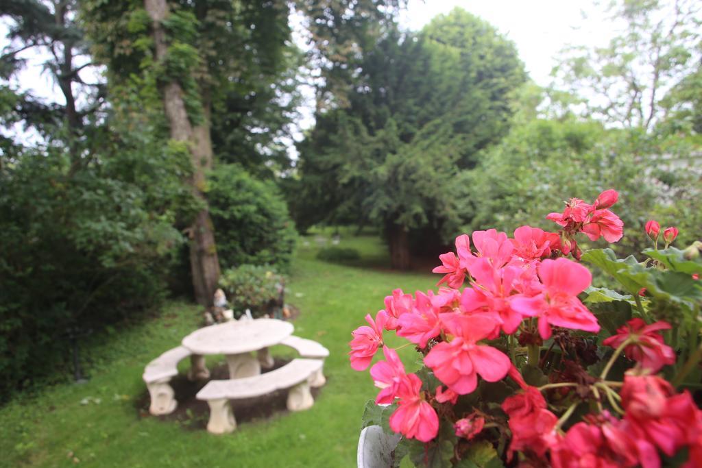 Bed and Breakfast La Cabane Du Canada Orléans Exterior foto
